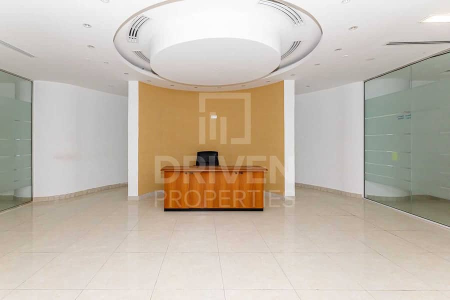 Huge Office and Well-kept | Best Location Huge Office and Well-kept | Best Location