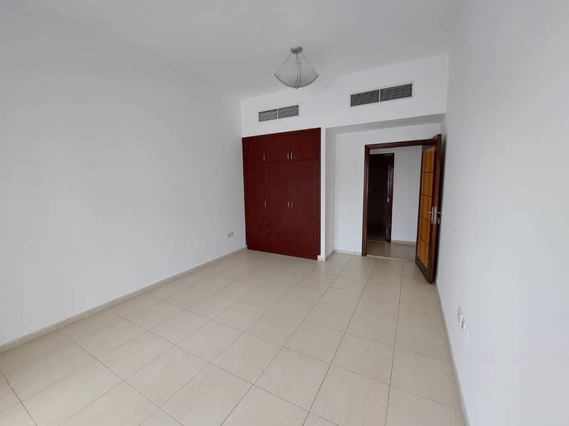 3 1 Month Free LARGE 3 Bedrooms Hall in Jumeirah 1