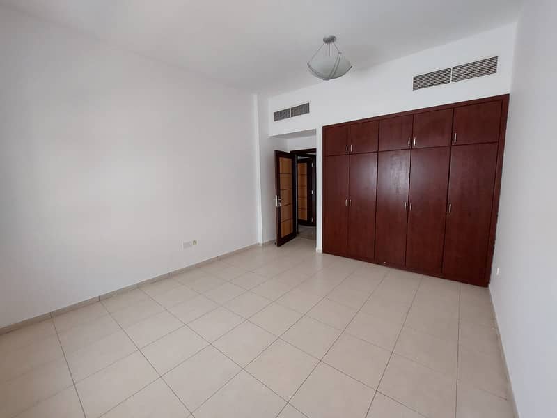 12 1 Month Free LARGE 3 Bedrooms Hall in Jumeirah 1
