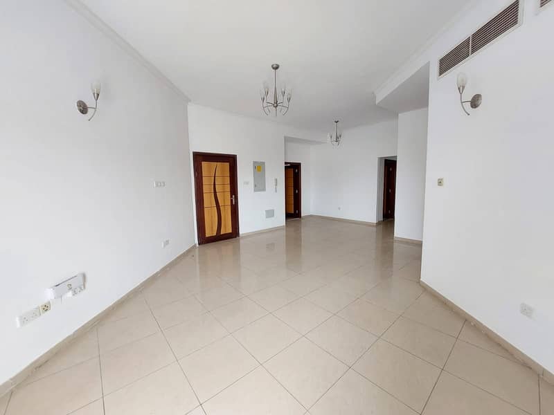 13 1 Month Free LARGE 3 Bedrooms Hall in Jumeirah 1