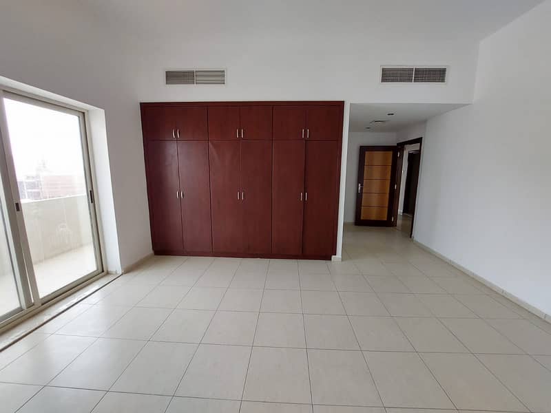 15 1 Month Free LARGE 3 Bedrooms Hall in Jumeirah 1