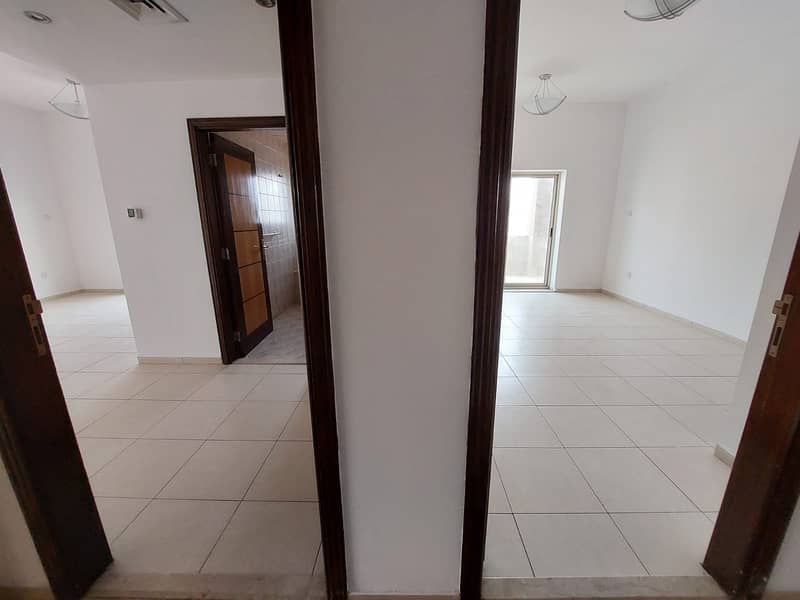 16 1 Month Free LARGE 3 Bedrooms Hall in Jumeirah 1