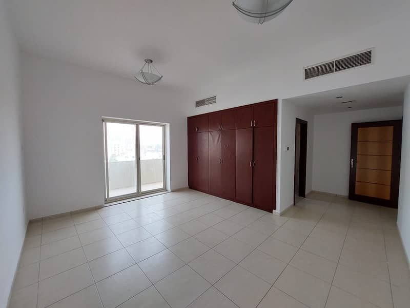 18 1 Month Free LARGE 3 Bedrooms Hall in Jumeirah 1