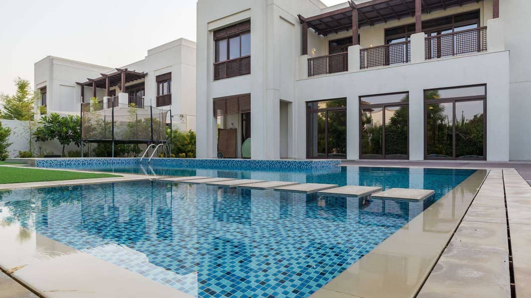 20 Modern Arabic-Style Villa Close to Lagoon