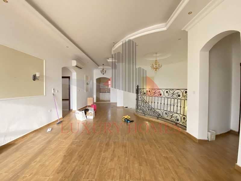 4 Meticulously Independnet Villa with Kids Play Area