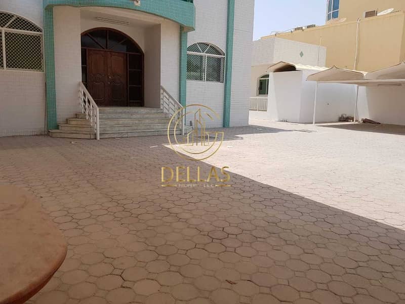 Villa in Abu Dhabi - Al Mushrif