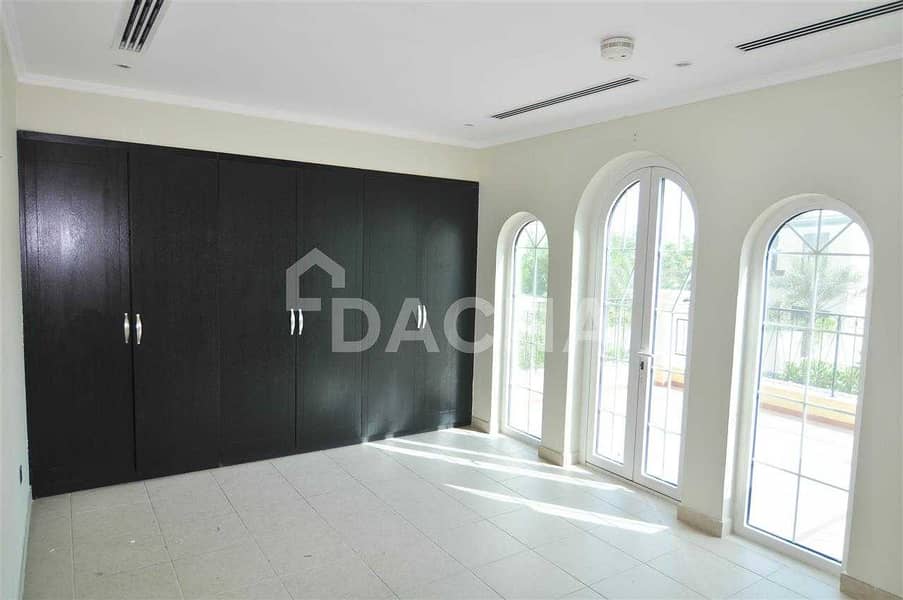 8 Spacious Villa / Great Access to Main Roads / Near new Pavilion