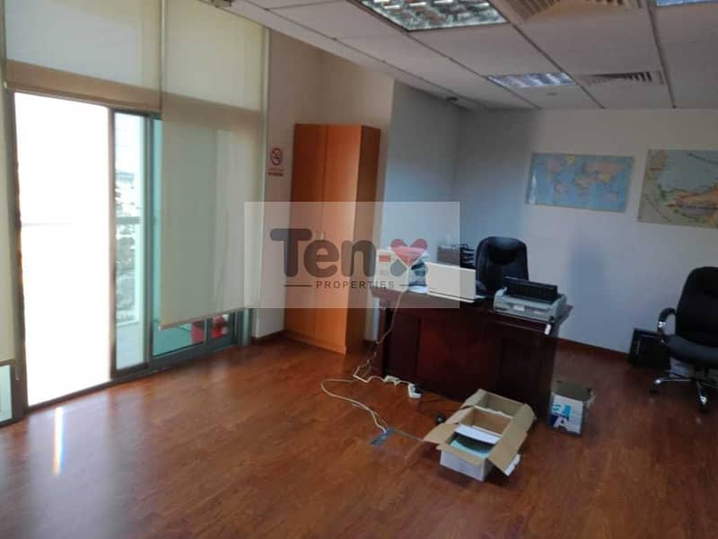 4 A beautiful fitted office with partitions  on middle floor