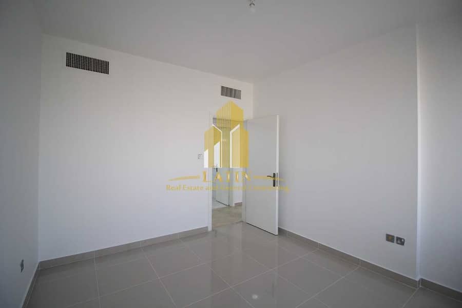 40 NO COMMISSION!  1MONTH FREE !Three Bedroom Apartment with Maids room & Balcony in Al Falah Street for 65K ONLY!