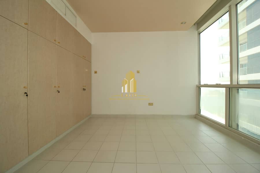 18 Featured location with SEA VIEW 4 bedroom apartment !| Parking & facilities available!