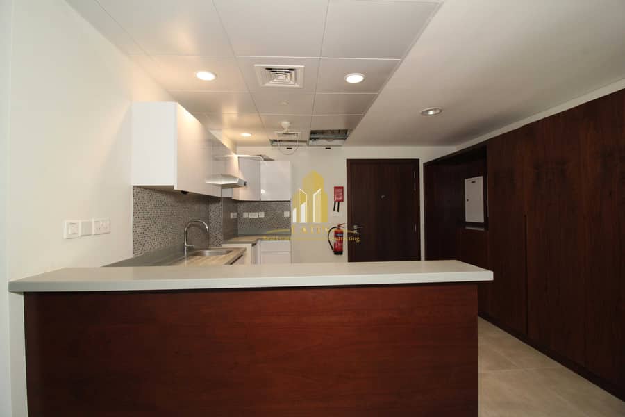 6 Bright & Modern Studio apartment with balconies & clean luxurious finishes !