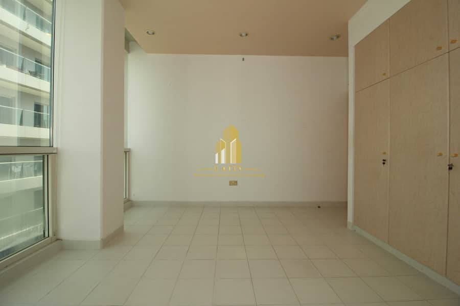 19 Featured location with SEA VIEW 4 bedroom apartment !| Parking & facilities available!