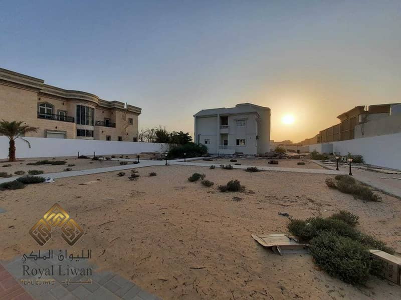 16 Renovated Huge Plot Size villa for Sale in Muhaisna 1 at the plot price only