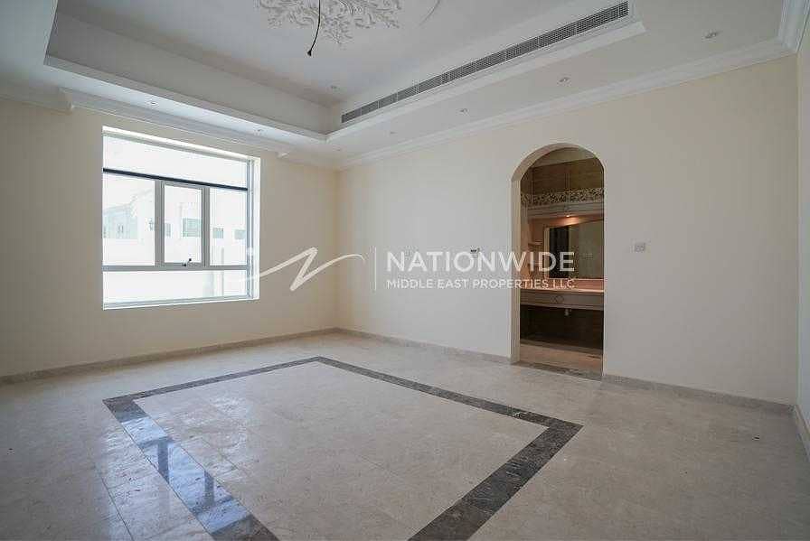 13 Ready To Enjoy Living In This Spacious Villa