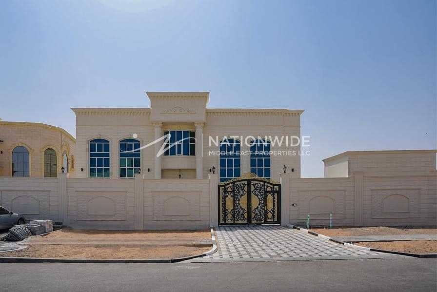 16 Ready To Enjoy Living In This Spacious Villa