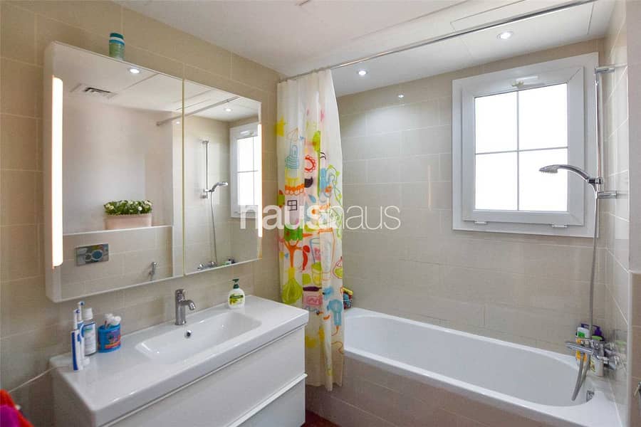 13 Exclusive single row 3E with pool close to park