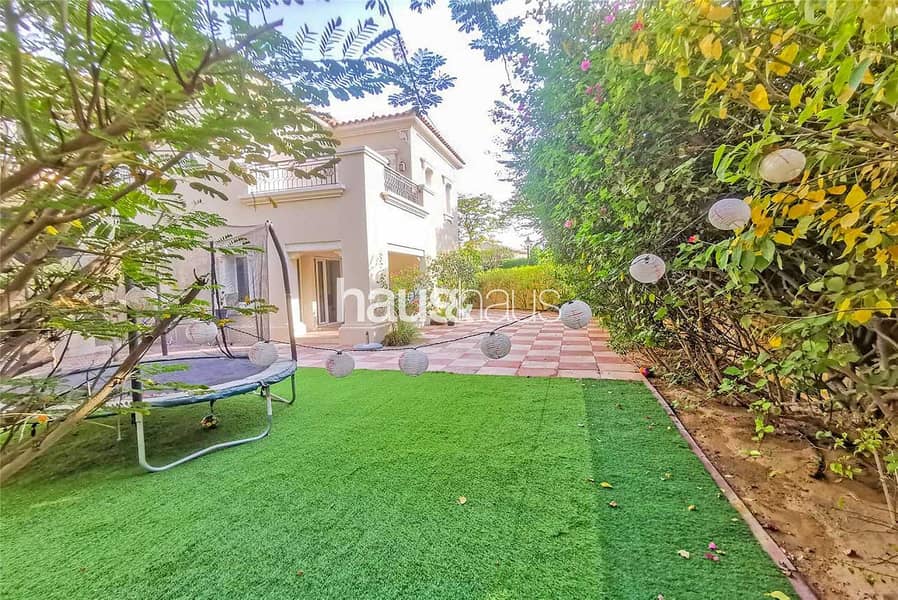 11 Near park and pool | Beautifully landscaped
