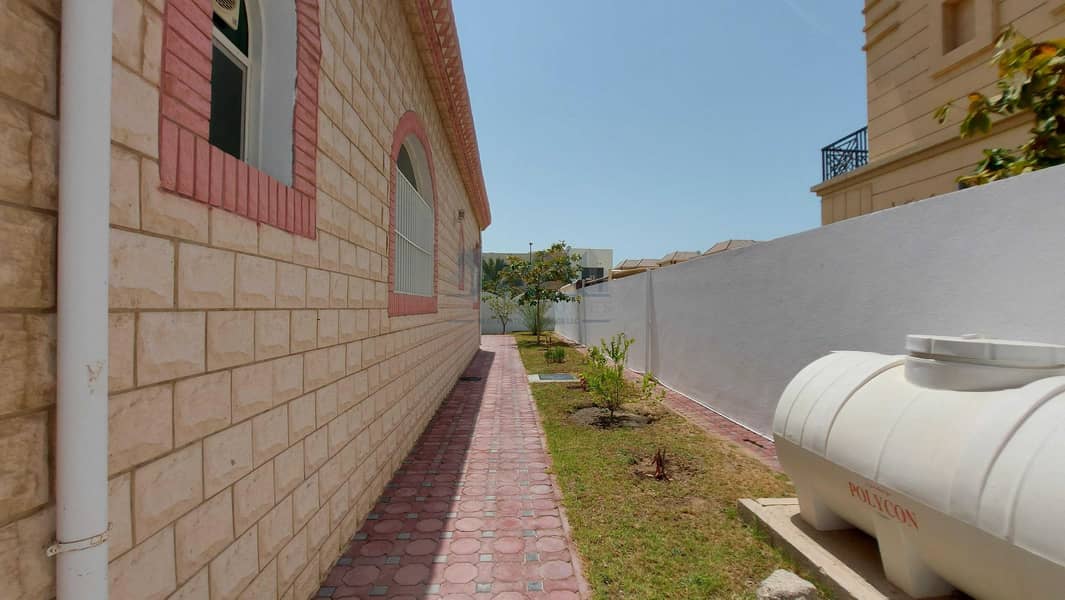 17 FULLY RENOVATED INDEPENDENT SINGLE-STORY VILLA WITH GARDEN