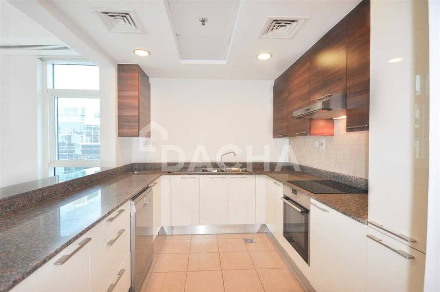 7 Spacious 1BR with Large terrace and Burj View