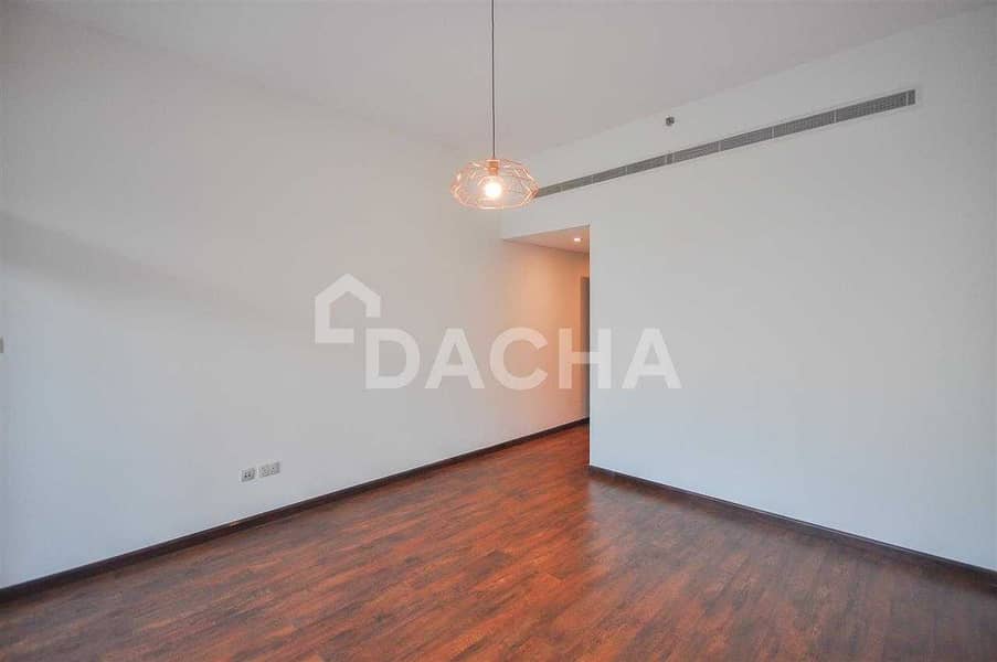 12 Spacious 1BR with Large terrace and Burj View