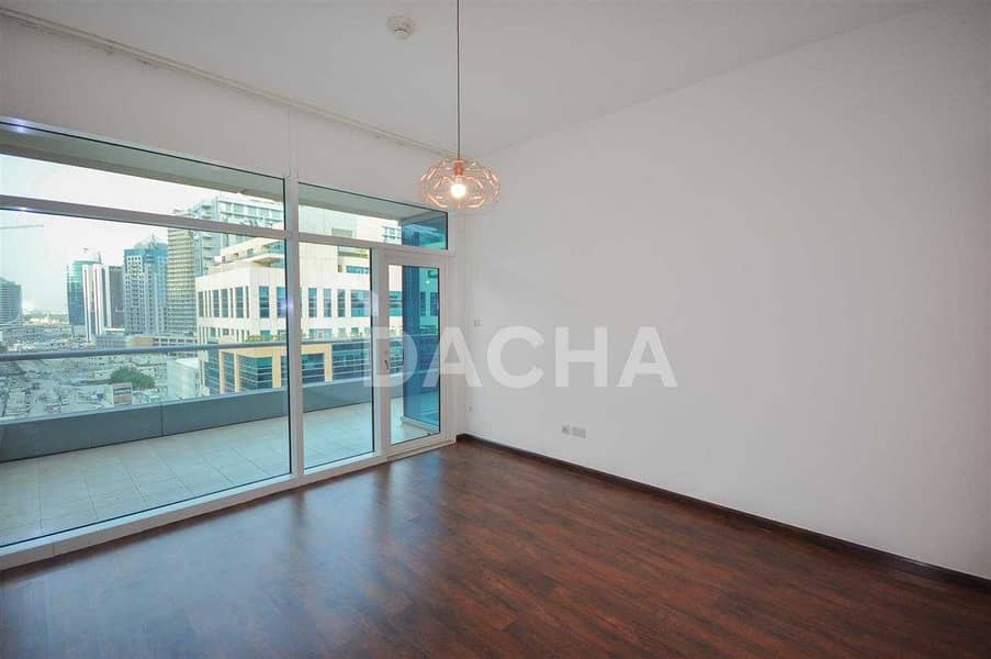 13 Spacious 1BR with Large terrace and Burj View