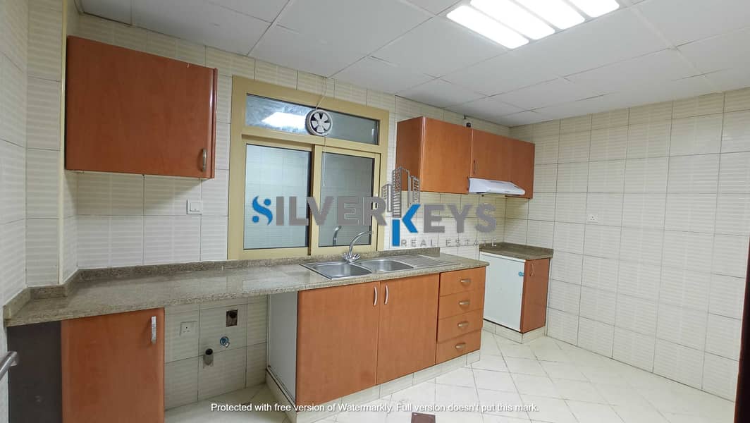 SHARING SPACIOUS 2 BHK | BIG BALCONY | WELL BUILT CLOSED KITCHEN