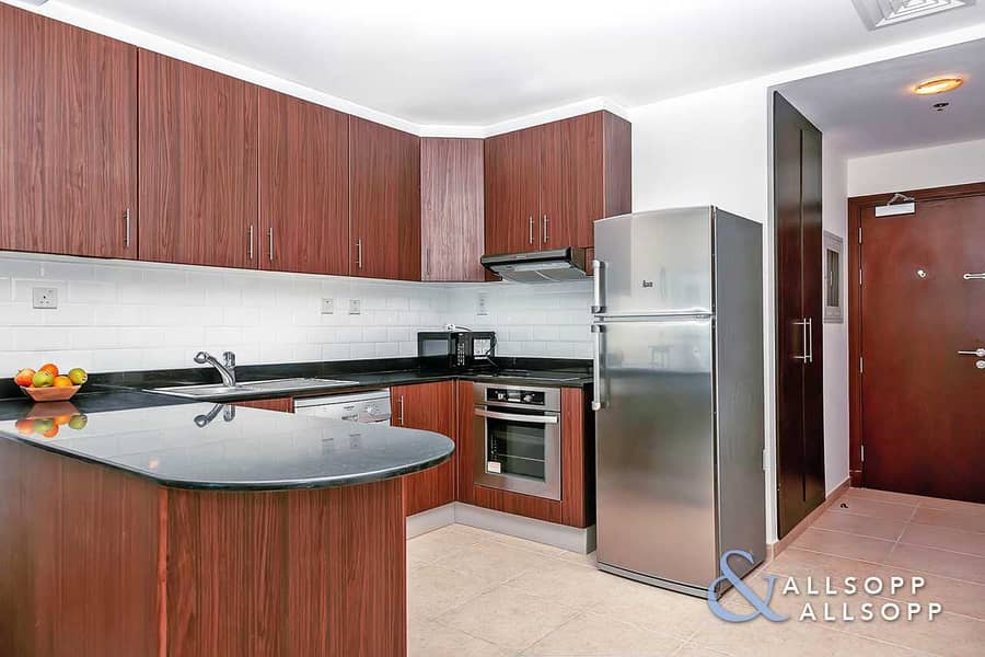 8 Sea View | Upgraded | Furnished | 1 Bed