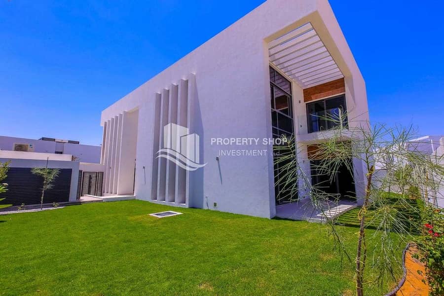 Splendid Single Row Corner w/ Huge Backyard! Splendid Single Row Corner w/ Huge Backyard!