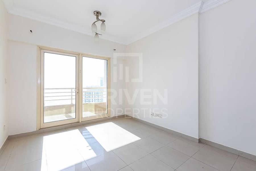 10 Well-maintained Unit w/ Partial Sea View