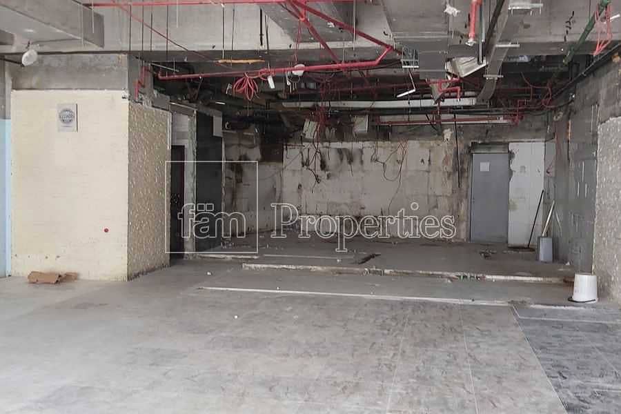 Semi fitted restaurant / park and canal facing Semi fitted restaurant / park and canal facing