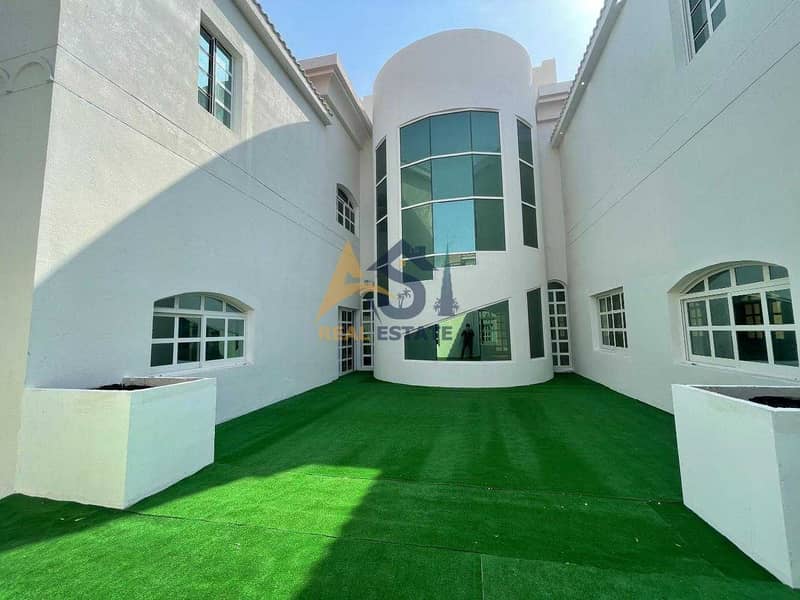 Villa with Seven Bedrooms and Parking