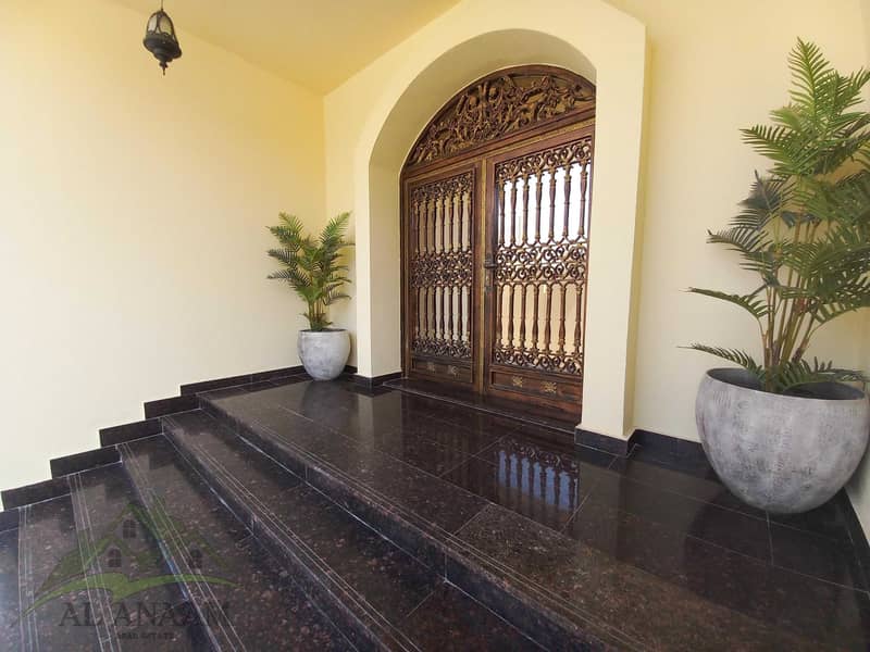 Five Star Vila !! 6 Bedroom with 4 extra rooms on top floor with bathrooms and a Driver room with 6 parking Five Star Vila !! 6 Bedroom with 4 extra rooms on top floor with bathrooms and a Driver room with 6 parking