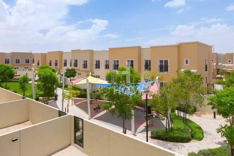 Single row and walking distance to Pool Single row and walking distance to Pool