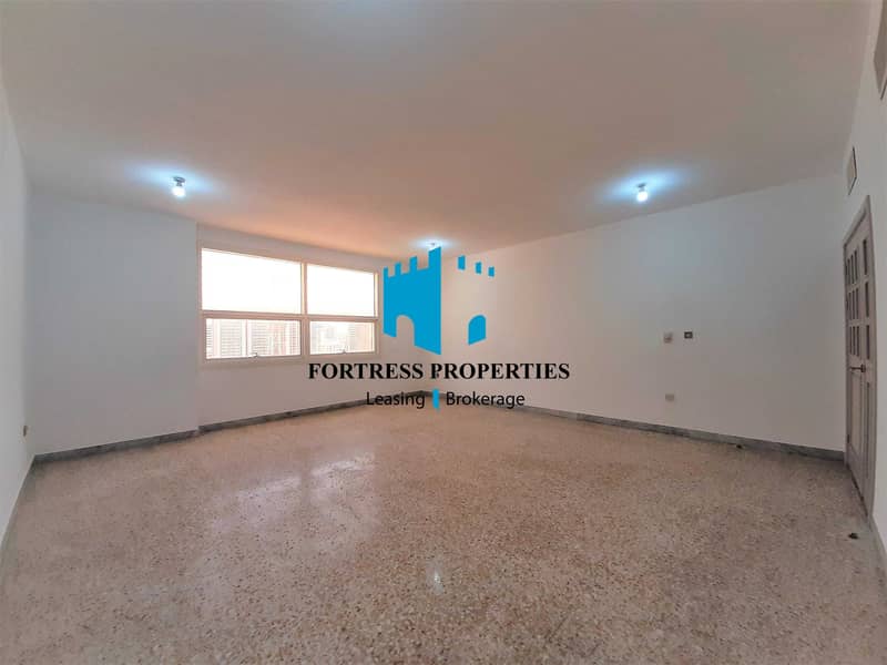 Huge & Bright 3BHK Apart in the Heart of City with Island View !!