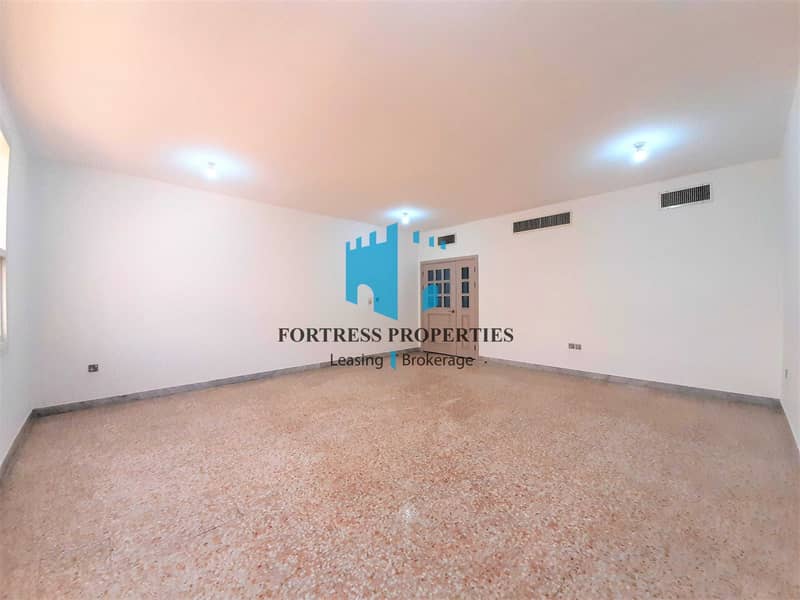 8 Huge & Bright 3BHK Apart in the Heart of City with Island View !!