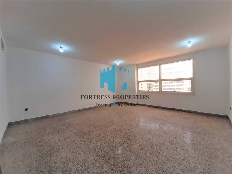 10 Huge & Bright 3BHK Apart in the Heart of City with Island View !!