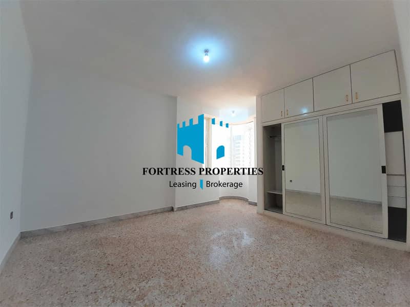 52 Huge & Bright 3BHK Apart in the Heart of City with Island View !!
