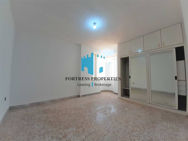 53 Huge & Bright 3BHK Apart in the Heart of City with Island View !!