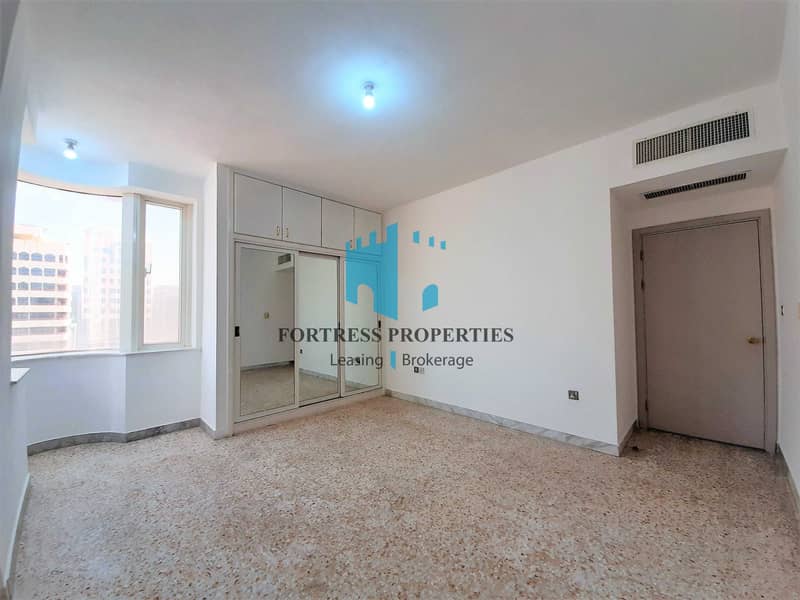 65 Huge & Bright 3BHK Apart in the Heart of City with Island View !!