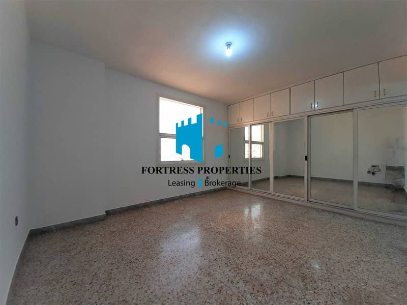 76 Huge & Bright 3BHK Apart in the Heart of City with Island View !!