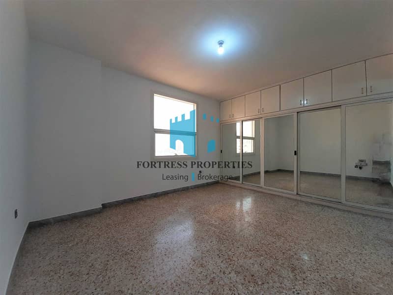 75 Huge & Bright 3BHK Apart in the Heart of City with Island View !!