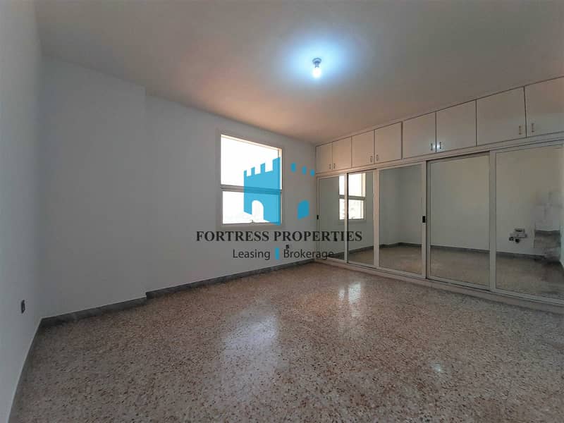 74 Huge & Bright 3BHK Apart in the Heart of City with Island View !!