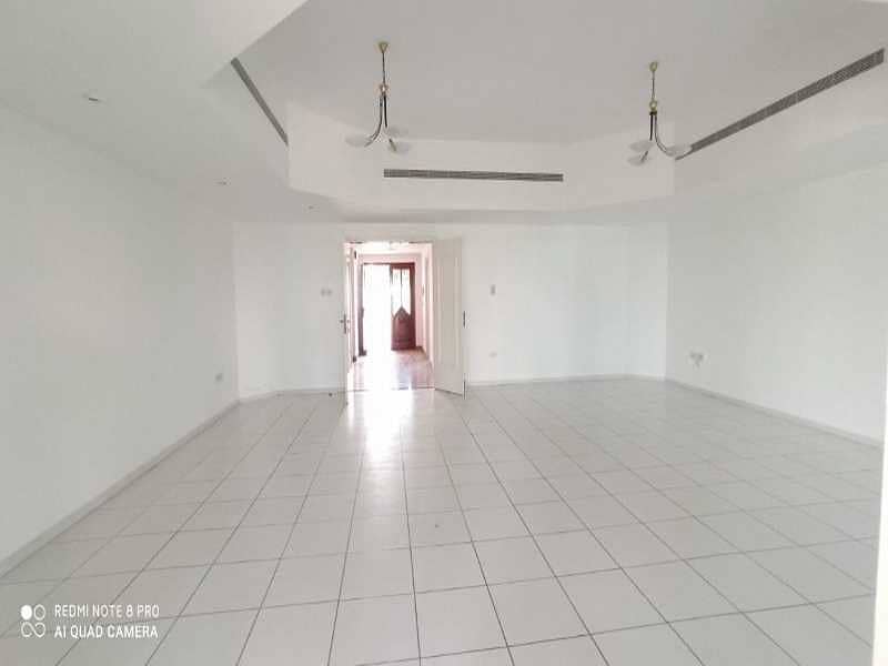 6 Spacious 4 Bedroom Villa I Well Maintained I Next to Supermarket