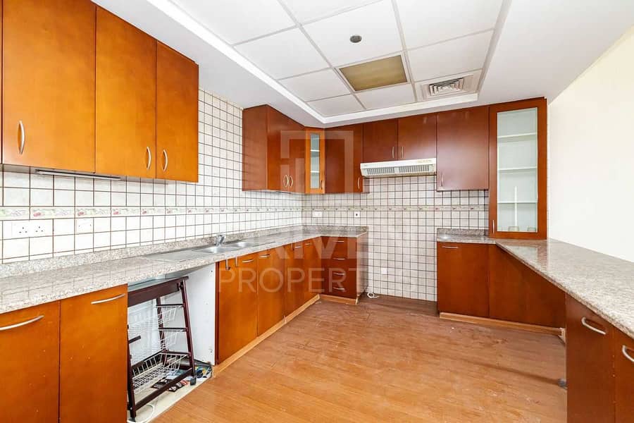 7 Huge and Upgraded 3 Bedroom Apt in Foxhill