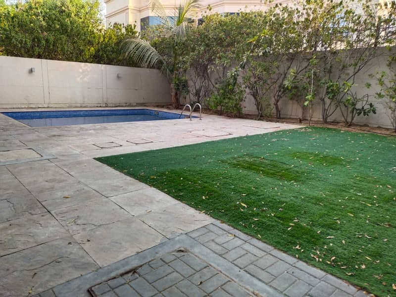5 4B/R PVT GARDEN POOL SEMI INDEPENDENT V WAKING DISTANCE TO THE BEACH VILLA FOR RENT 300K
