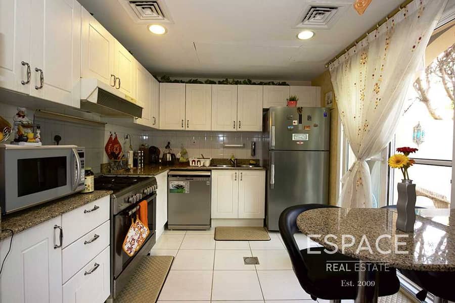 2 3M | Upgraded Kitchen | Great Condition