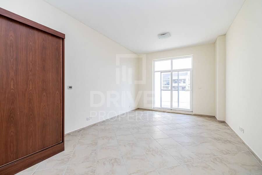4 Spacious and Bright Apt with Garden View