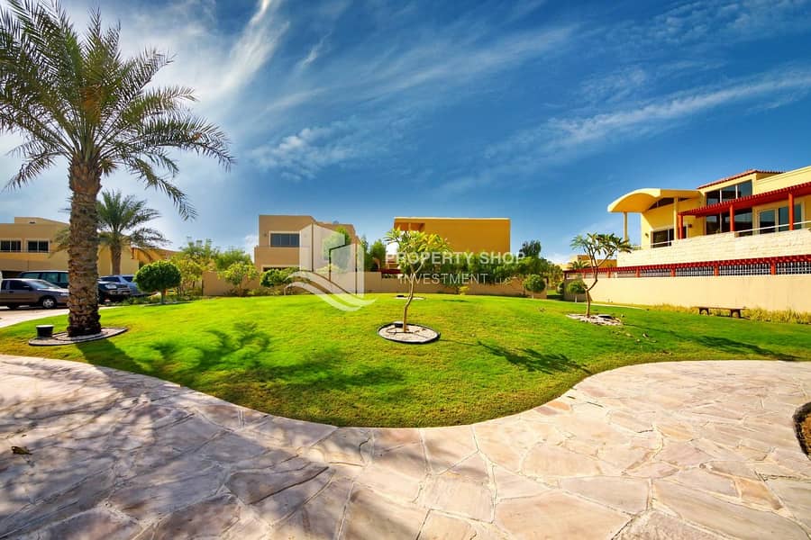30 Spacious Light Filled Villa with Private Pool!
