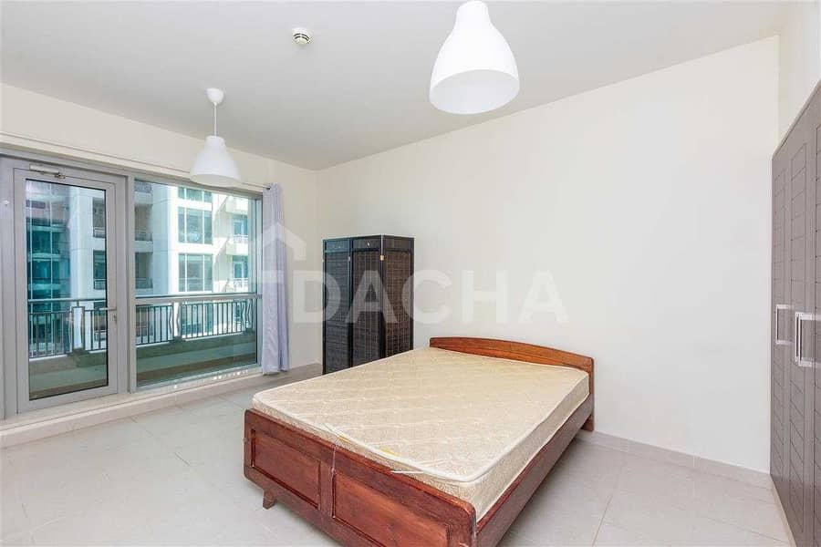 2 Well Maintained  / Mid Floor / Studio