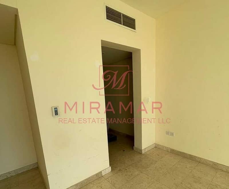 11 HOT FULL SEA VIEW!!! HIGH FLOOR!! LARGE UNIT! 2B+MAIDS!